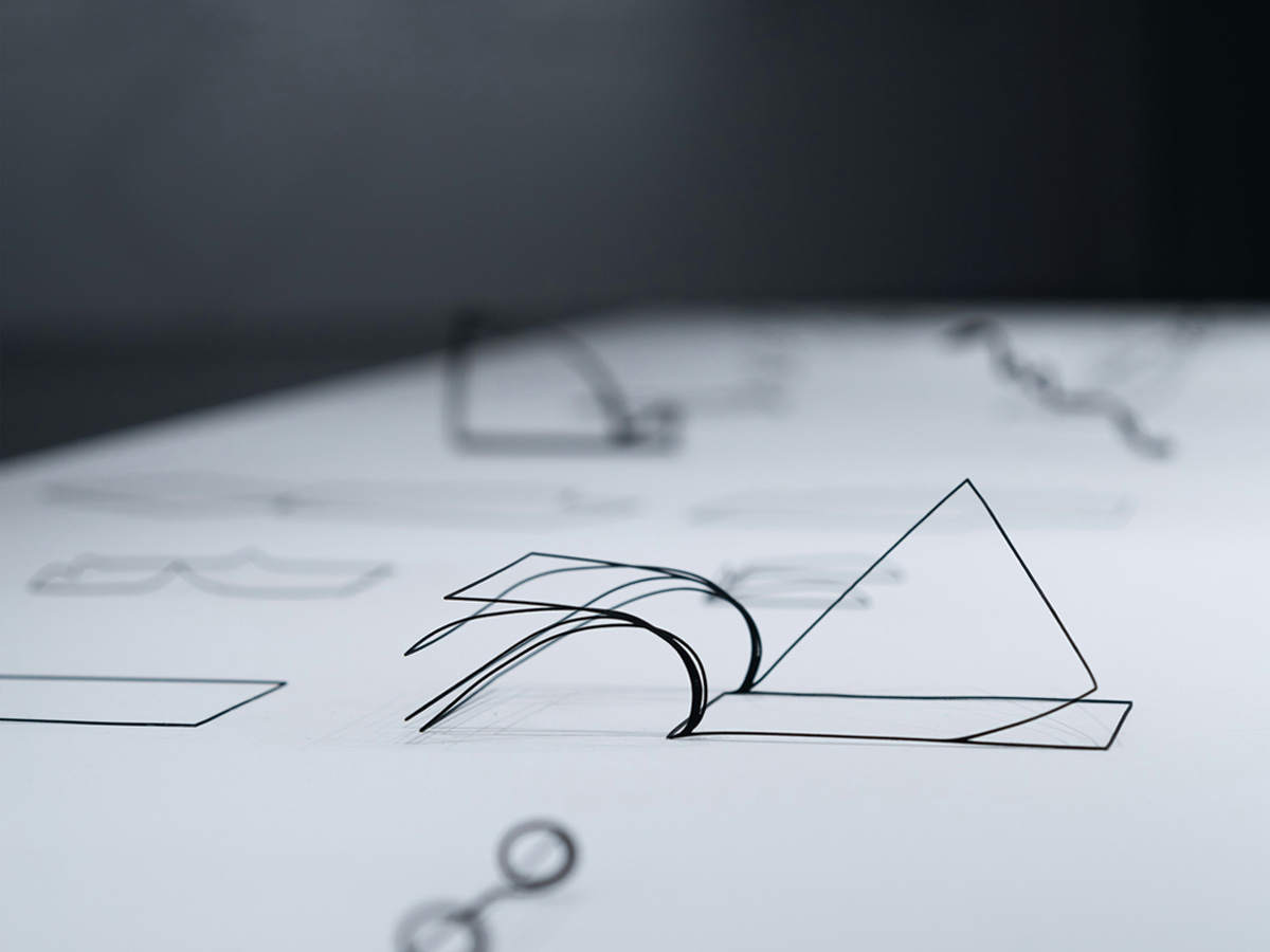 Main écrivant “Audience” avec des flèches – ciblage et plan marketing