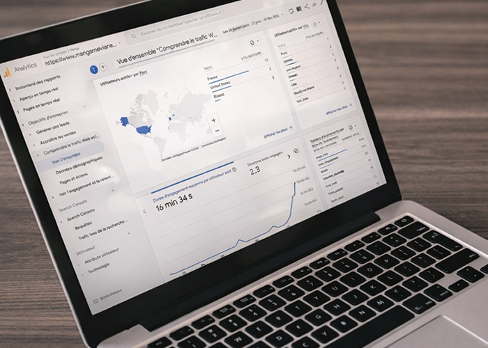 Main écrivant “Audience” avec des flèches – ciblage et plan marketing
