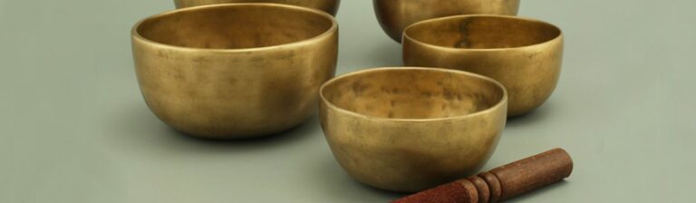 Bols tibétains utilisés en sonothérapie, illustrant l’univers bien-être de l’association Éveil & Sens.
